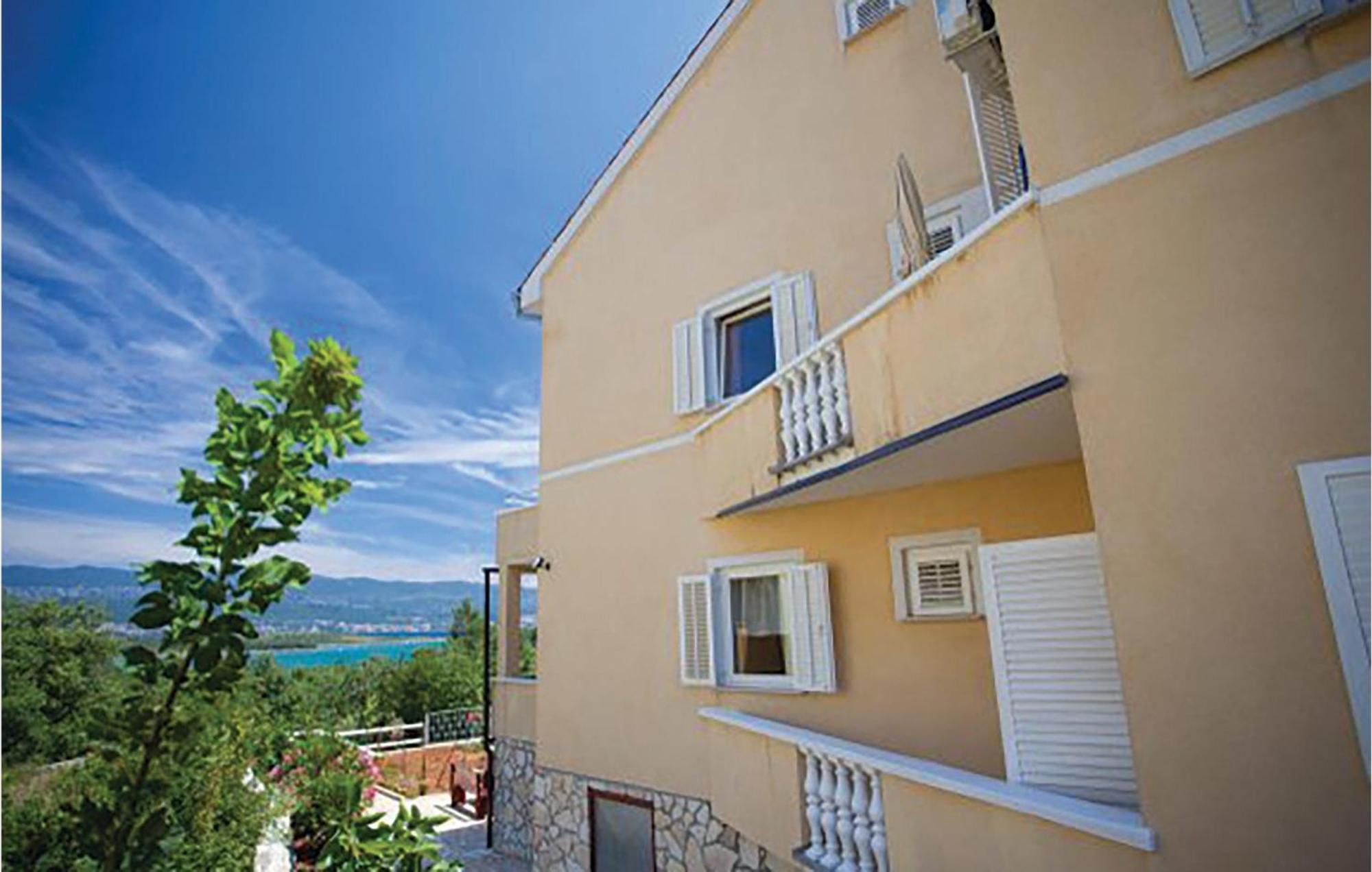 Gorgeous Apartment In Malinska With Kitchen エクステリア 写真
